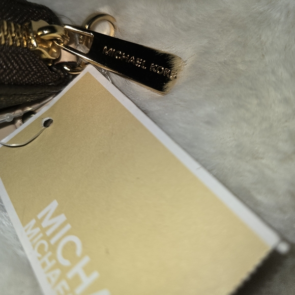 NWT Michael Kors Monogram  Zip-around phone wallet - Picture 3 of 8